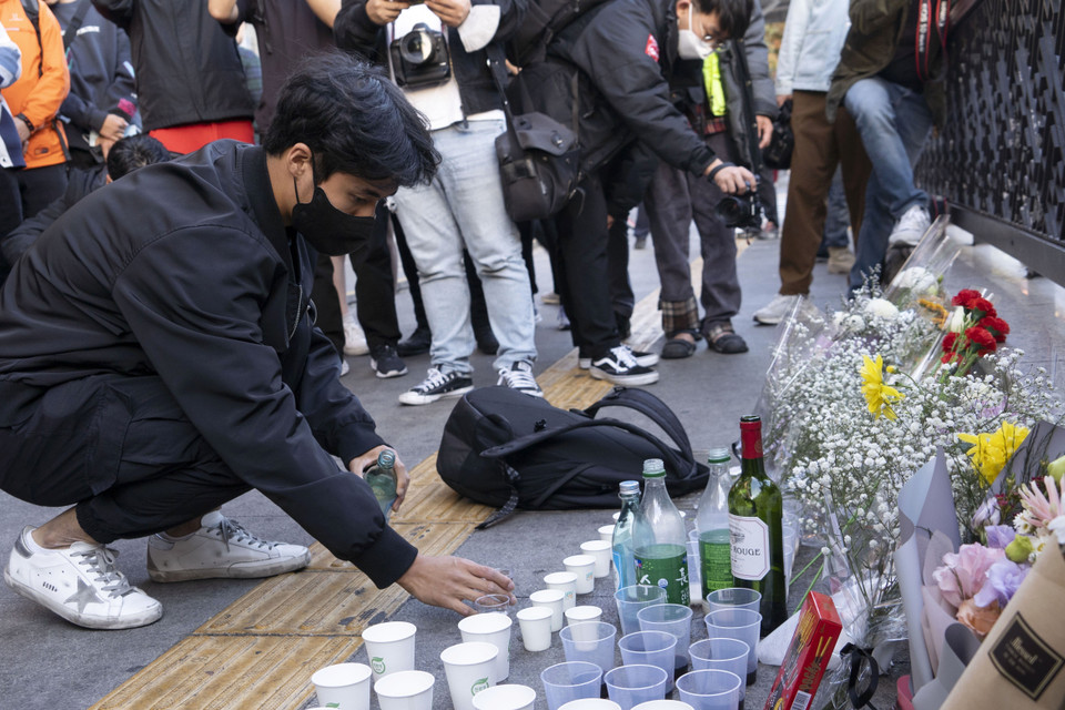 Người dân tưởng niệm các nạn nhân thiệt mạng trong vụ giẫm đạp tại Itaewon, Seoul, Hàn Quốc, ngày 30/10/2022. (Ảnh: THX/TTXVN)