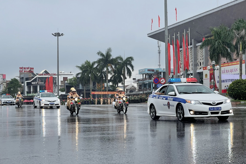 Công an tỉnh Quảng Trị diễu hành trên các tuyến đường tại thành phố Đông Hà. (Ảnh: Thanh Thủy/TTXVN)