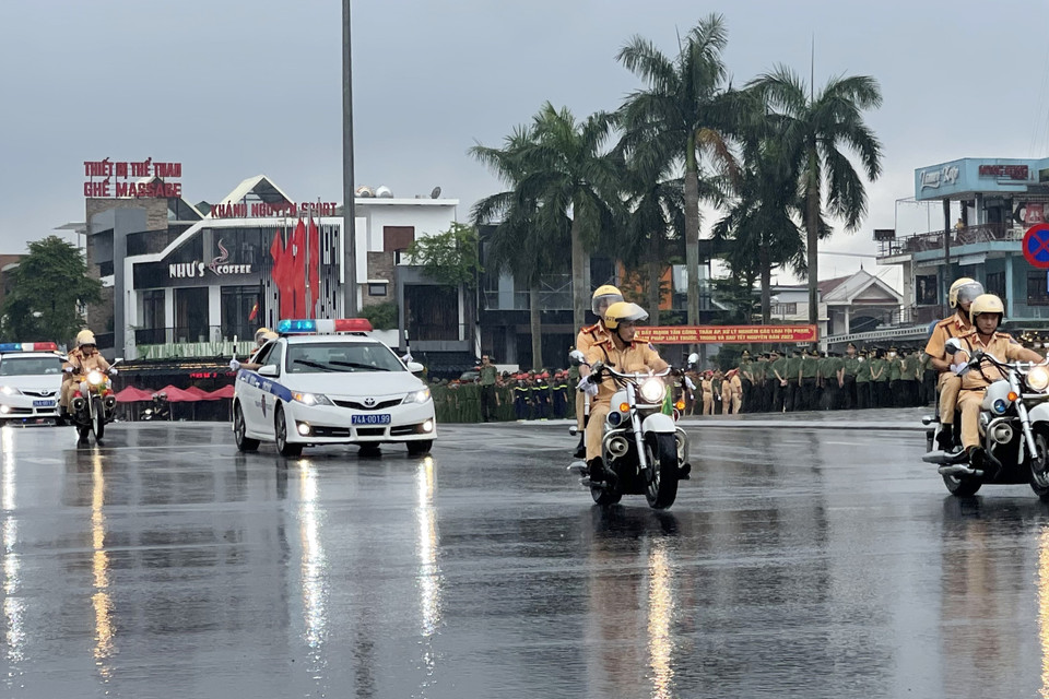 Công an tỉnh Quảng Trị diễu hành trên các tuyến đường tại thành phố Đông Hà. (Ảnh: Thanh Thủy/TTXVN)