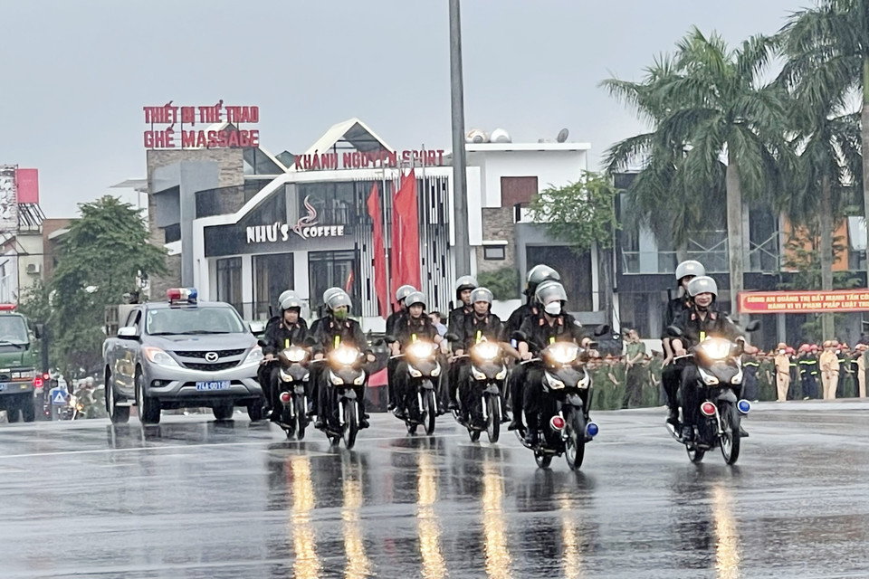 Công an tỉnh Quảng Trị diễu hành trên các tuyến đường tại thành phố Đông Hà. (Ảnh: Thanh Thủy/TTXVN)