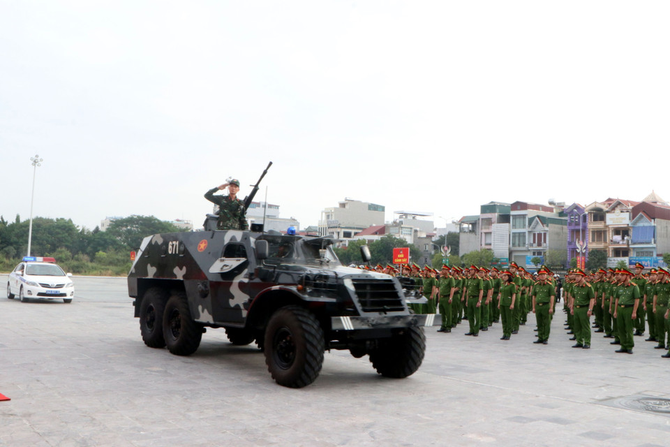 Các đơn vị công an tỉnh Hải Dương ra quân trấn áp tội phạm. (Ảnh: Mạnh Tú/TTXVN)