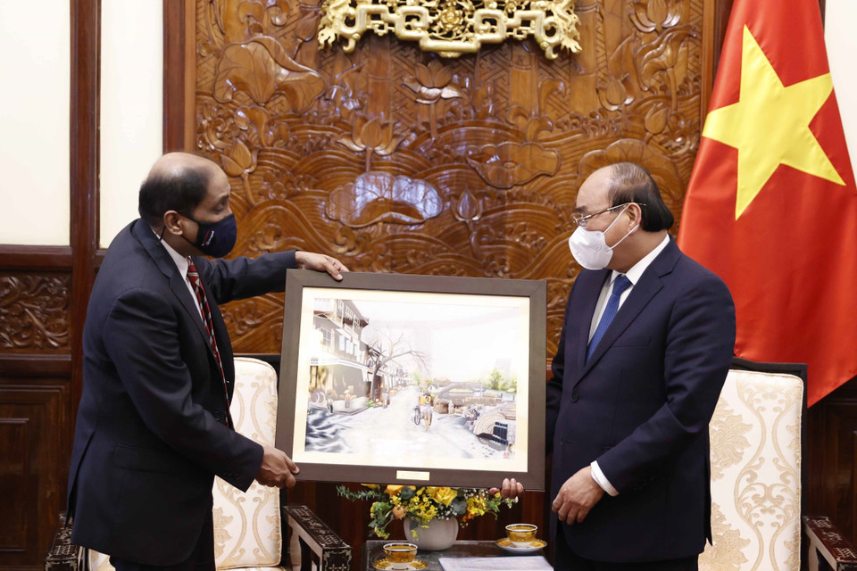 Chủ tịch nước Nguyễn Xuân Phúc tiếp Đại sứ Singapore Jaya Ratnam. (Ảnh: Thống Nhất/TTXVN)