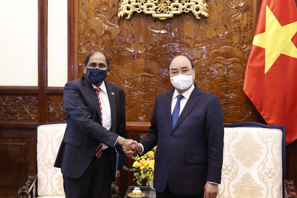 Chủ tịch nước Nguyễn Xuân Phúc tiếp Đại sứ Singapore Jaya Ratnam. (Ảnh: Thống Nhất/TTXVN)