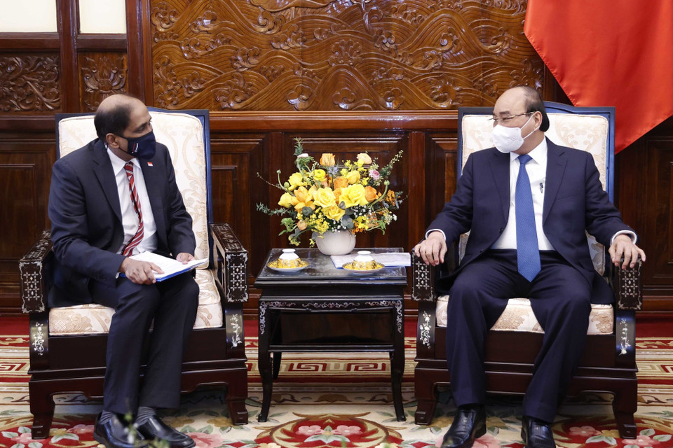 Chủ tịch nước Nguyễn Xuân Phúc tiếp Đại sứ Singapore Jaya Ratnam. (Ảnh: Thống Nhất/TTXVN)