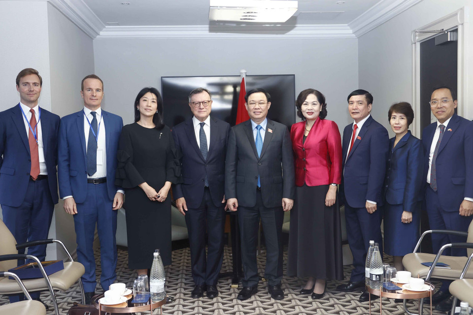 Chủ tịch Quốc hội Vương Đình Huệ tiếp Chủ tịch Tập đoàn Standard Chatered Jose Vinals. (Ảnh: Doãn Tấn/TTXVN)