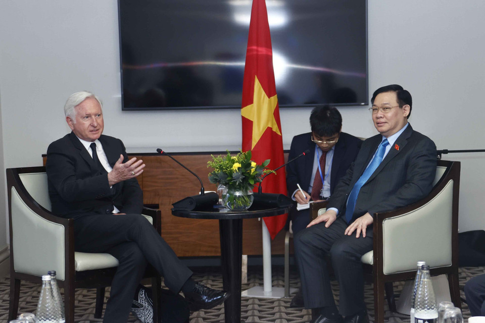 Chủ tịch Quốc hội Vương Đình Huệ tiếp Chủ tịch Pacific Land Partrick Mc Killen. (Ảnh: Doãn Tấn/TTXVN)