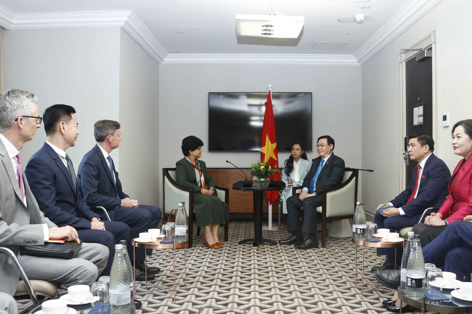 Chủ tịch Quốc hội Vương Đình Huệ tiếp Lãnh đạo Tập đoàn bảo hiểm Prudental do bà Shriti Vadera, Chủ tịch Tập đoàn, làm Trưởng đoàn. (Ảnh: Doãn Tấn/TTXVN)