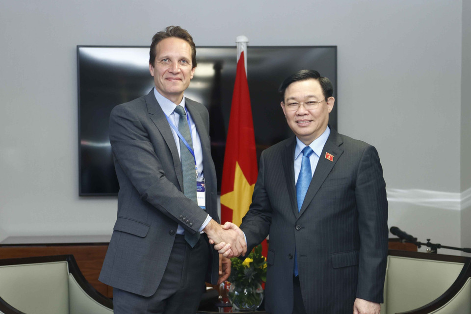 Chủ tịch Quốc hội Vương Đình Huệ tiếp Chủ tịch Tập đoàn Pearson Chris Cuddihy. (Ảnh: Doãn Tấn/TTXVN)