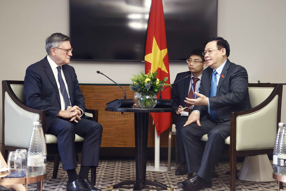 Chủ tịch Quốc hội Vương Đình Huệ tiếp Chủ tịch Tập đoàn Standard Chatered Jose Vinals. (Ảnh: Doãn Tấn/TTXVN)