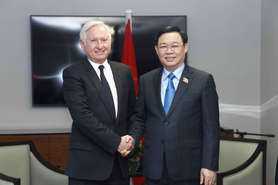 Chủ tịch Quốc hội Vương Đình Huệ tiếp Chủ tịch Pacific Land Partrick Mc Killen. (Ảnh: Doãn Tấn/TTXVN)