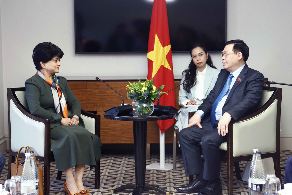 Chủ tịch Quốc hội Vương Đình Huệ tiếp Lãnh đạo Tập đoàn bảo hiểm Prudental do bà Shriti Vadera, Chủ tịch Tập đoàn, làm Trưởng đoàn. (Ảnh: Doãn Tấn/TTXVN)