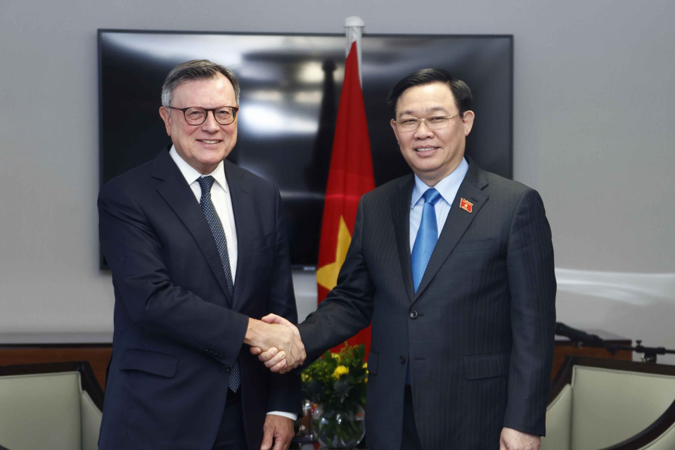 Chủ tịch Quốc hội Vương Đình Huệ tiếp Chủ tịch Tập đoàn Standard Chatered Jose Vinals. (Ảnh: Doãn Tấn/TTXVN)