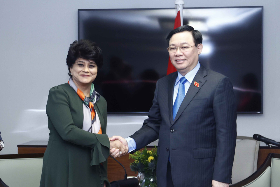 Chủ tịch Quốc hội Vương Đình Huệ tiếp Lãnh đạo Tập đoàn bảo hiểm Prudental do bà Shriti Vadera, Chủ tịch Tập đoàn, làm Trưởng đoàn. (Ảnh: Doãn Tấn/TTXVN)