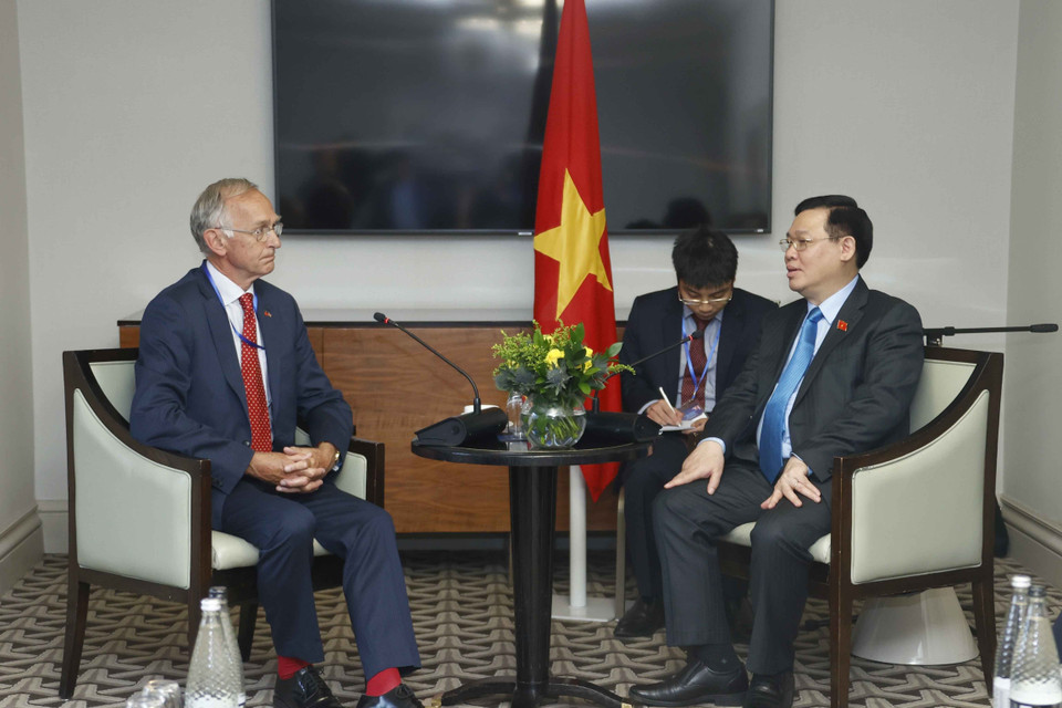 Chủ tịch Quốc hội Vương Đình Huệ tiếp ông Warwick Morris, Chủ tịch Mạng lưới Hữu nghị Việt Nam-Anh (Vietnam- UK Network). (Ảnh: Doãn Tấn/TTXVN)