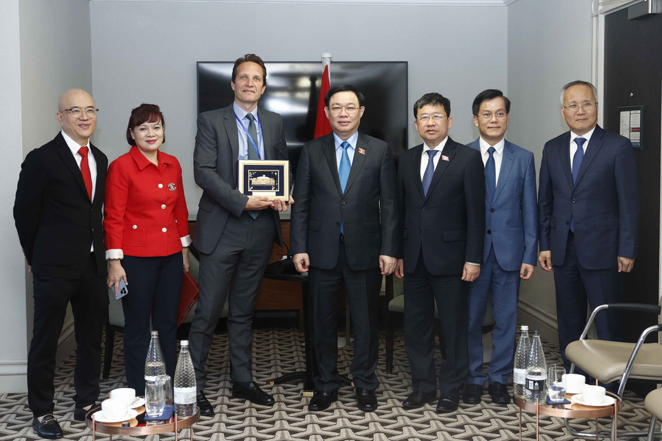 Chủ tịch Quốc hội Vương Đình Huệ tiếp Chủ tịch Tập đoàn Pearson Chris Cuddihy. (Ảnh: Doãn Tấn/TTXVN)