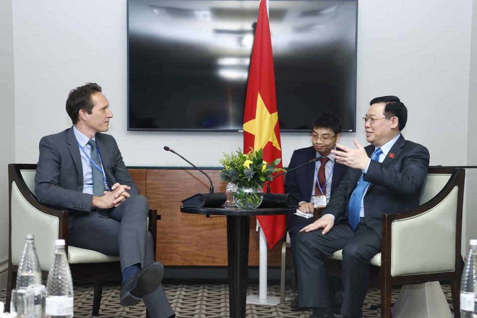 Chủ tịch Quốc hội Vương Đình Huệ tiếp Chủ tịch Tập đoàn Pearson Chris Cuddihy. (Ảnh: Doãn Tấn/TTXVN)