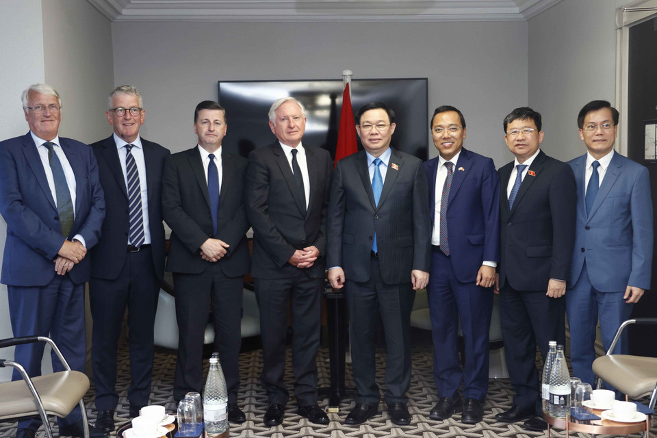 Chủ tịch Quốc hội Vương Đình Huệ tiếp Chủ tịch Pacific Land Partrick Mc Killen. (Ảnh: Doãn Tấn/TTXVN)