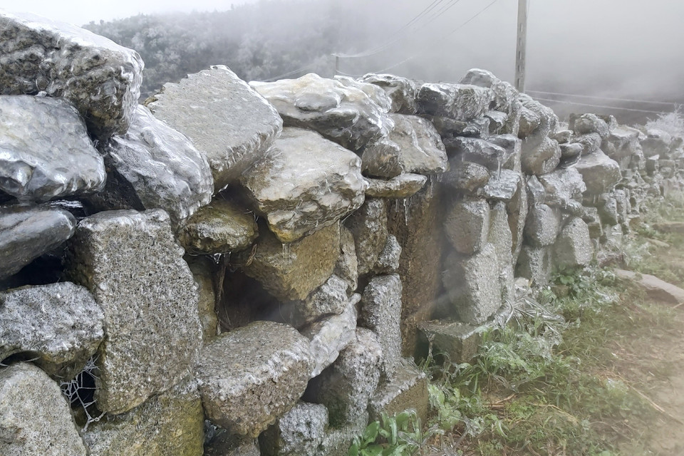 Lớp băng dày phủ trắng hàng rào đá. (Ảnh: Nguyễn Chiến/TTXVN)