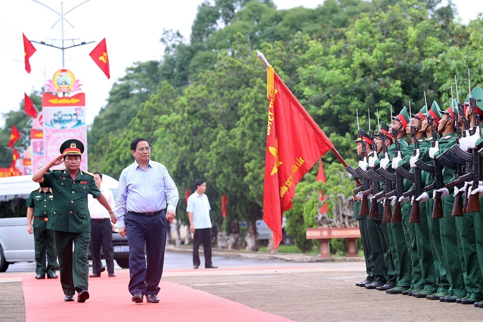 Chiều 1/7/2022, tại thành phố Buôn Ma Thuột (Đắk Lắk), Thủ tướng Phạm Minh Chính đến thăm cán bộ, chiến sỹ Bộ Chỉ huy Quân sự tỉnh Đắk Lắk. (Ảnh: Dương Giang/TTXVN)