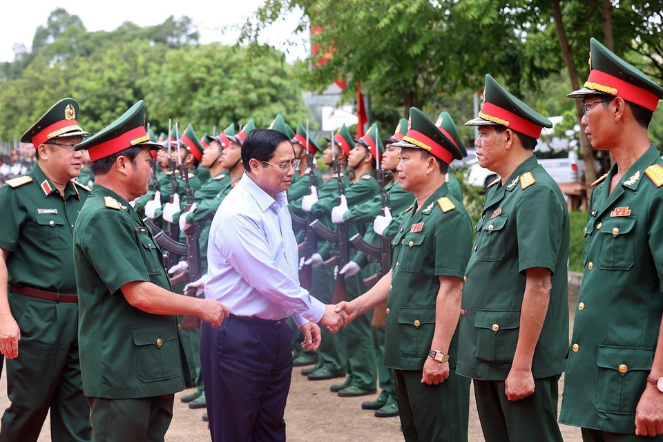 Thủ tướng Phạm Minh Chính thăm cán bộ, chiến sỹ Bộ Chỉ huy Quân sự tỉnh Đắk Lắk. (Ảnh: Dương Giang/TTXVN)