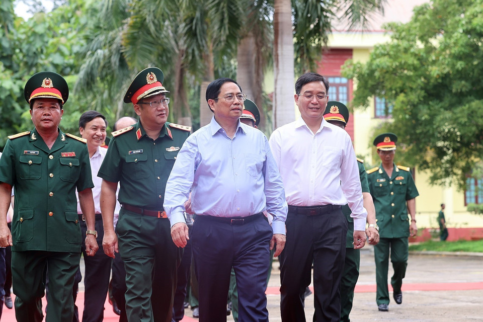 Thủ tướng Phạm Minh Chính thăm cán bộ, chiến sỹ Bộ Chỉ huy Quân sự tỉnh Đắk Lắk. (Ảnh: Dương Giang/TTXVN)