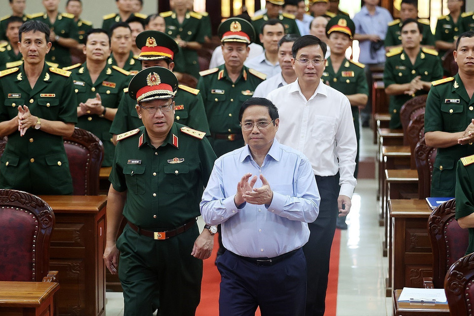 Thủ tướng Phạm Minh Chính thăm cán bộ, chiến sỹ Bộ Chỉ huy Quân sự tỉnh Đắk Lắk. (Ảnh: Dương Giang/TTXVN)