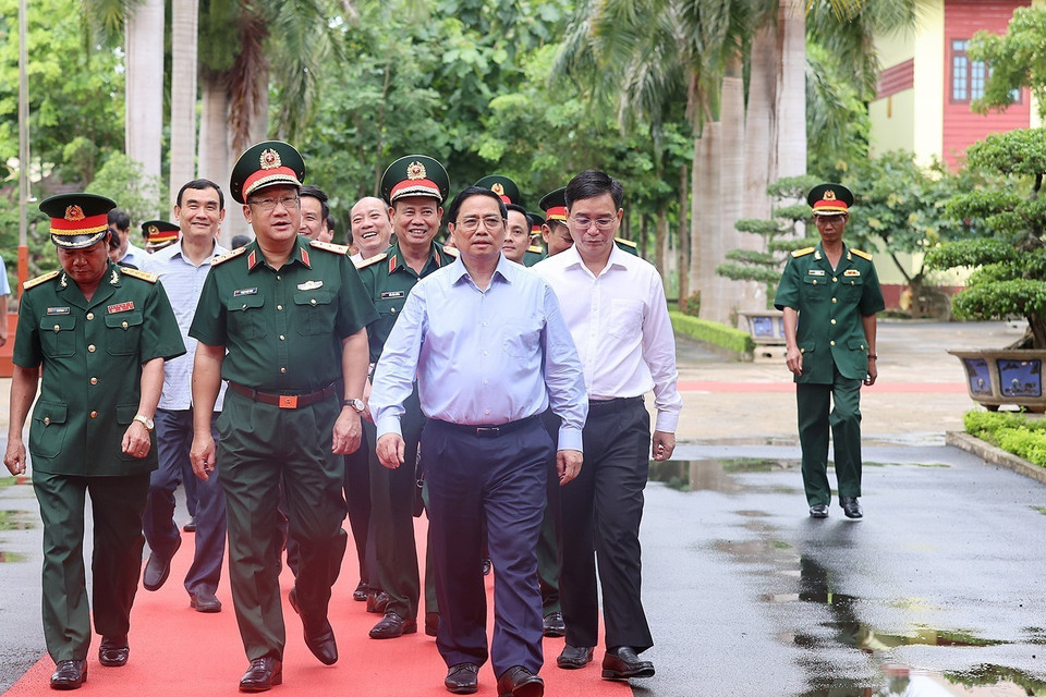 Thủ tướng Phạm Minh Chính thăm cán bộ, chiến sỹ Bộ Chỉ huy Quân sự tỉnh Đắk Lắk. (Ảnh: Dương Giang/TTXVN)