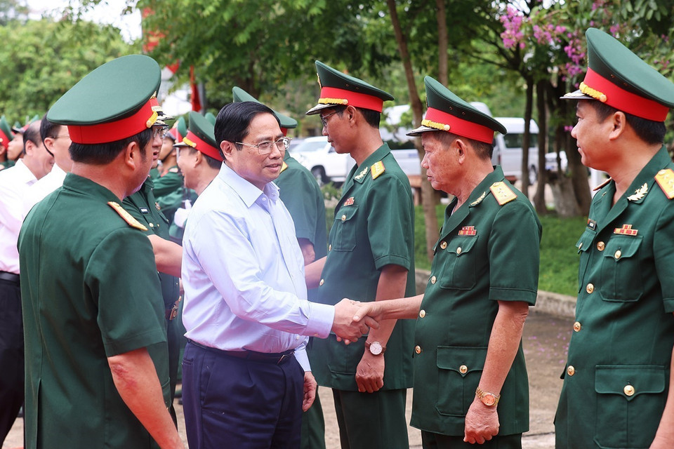 Thủ tướng Phạm Minh Chính thăm cán bộ, chiến sỹ Bộ Chỉ huy Quân sự tỉnh Đắk Lắk. (Ảnh: Dương Giang/TTXVN)