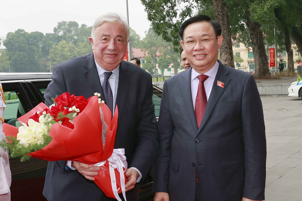 Chủ tịch Quốc hội Vương Đình Huệ đón Chủ tịch Thượng viện Cộng hòa Pháp Gérard Larcher. (Ảnh: Doãn Tấn/TTXVN)