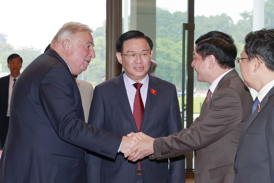 Chủ tịch Quốc hội Vương Đình Huệ giới thiệu với Chủ tịch Thượng viện Cộng hòa Pháp Gérard Larcher các đại biểu Việt Nam. (Ảnh: Doãn Tấn/TTXVN)