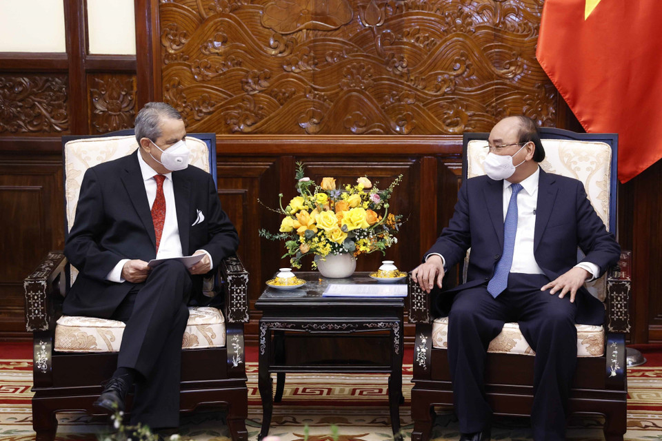 Chủ tịch nước Nguyễn Xuân Phúc nhận Quốc thư của Đại sứ Mexico Alejandro Negrin Munoz . (Ảnh: Thống Nhất/TTXVN)