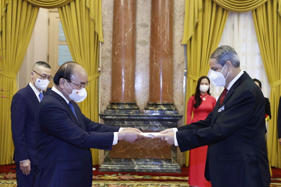 Chủ tịch nước Nguyễn Xuân Phúc nhận Quốc thư của Đại sứ Mexico Alejandro Negrin Munoz . (Ảnh: Thống Nhất/TTXVN)