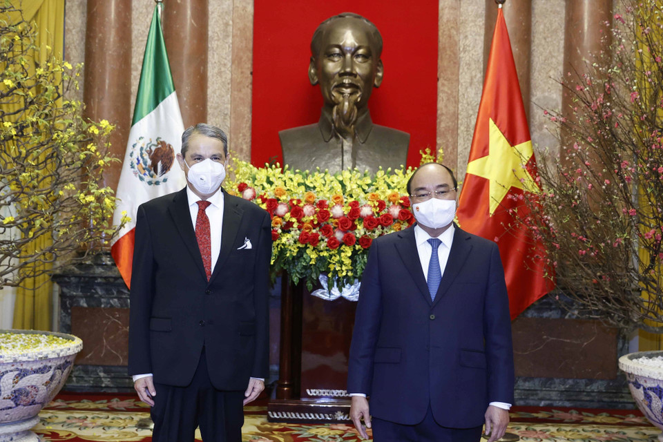 Chủ tịch nước Nguyễn Xuân Phúc nhận Quốc thư của Đại sứ Mexico Alejandro Negrin Munoz . (Ảnh: Thống Nhất/TTXVN)