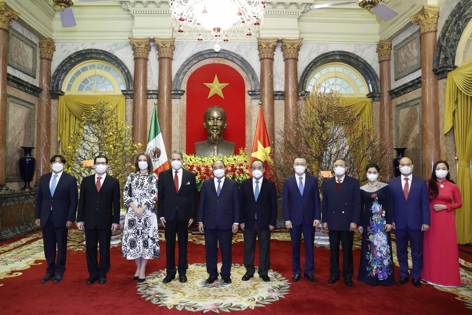 Chủ tịch nước Nguyễn Xuân Phúc nhận Quốc thư của Đại sứ Mexico Alejandro Negrin Munoz . (Ảnh: Thống Nhất/TTXVN)