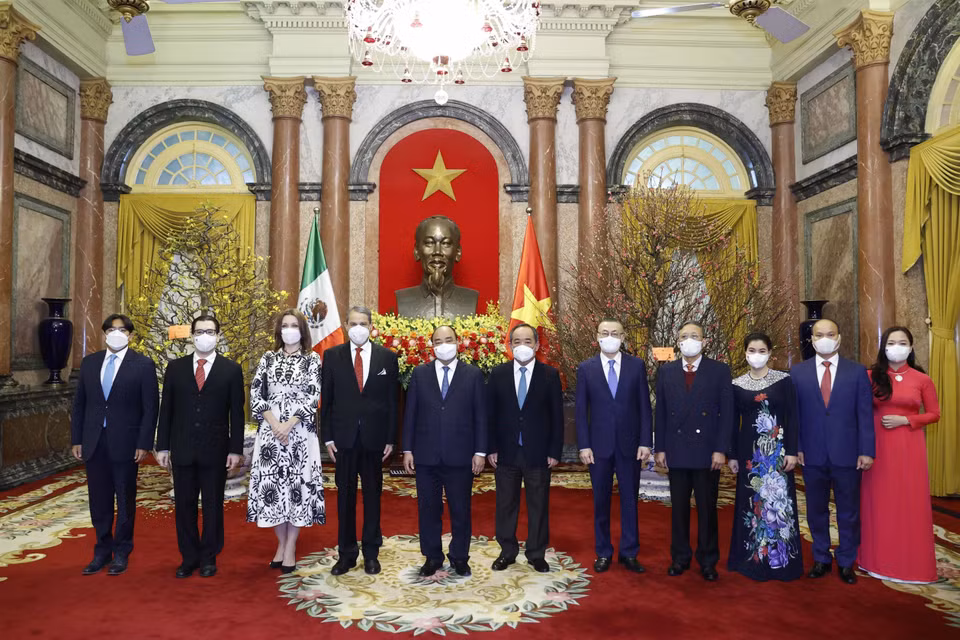 Chủ tịch nước Nguyễn Xuân Phúc nhận Quốc thư của Đại sứ Mexico Alejandro Negrin Munoz . (Ảnh: Thống Nhất/TTXVN)