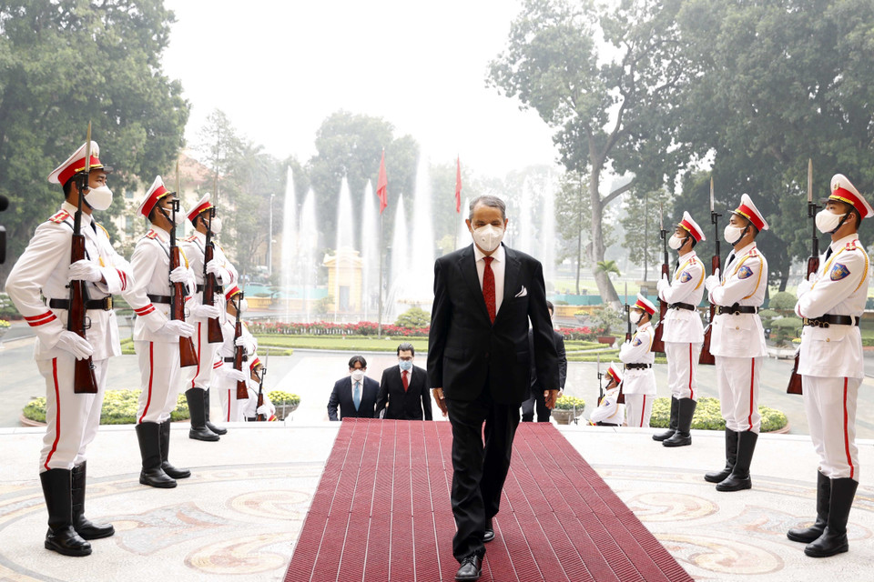 Chủ tịch nước Nguyễn Xuân Phúc nhận Quốc thư của Đại sứ Mexico Alejandro Negrin Munoz . (Ảnh: Thống Nhất/TTXVN)