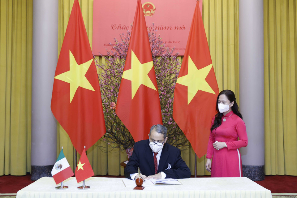 Chủ tịch nước Nguyễn Xuân Phúc nhận Quốc thư của Đại sứ Mexico Alejandro Negrin Munoz . (Ảnh: Thống Nhất/TTXVN)