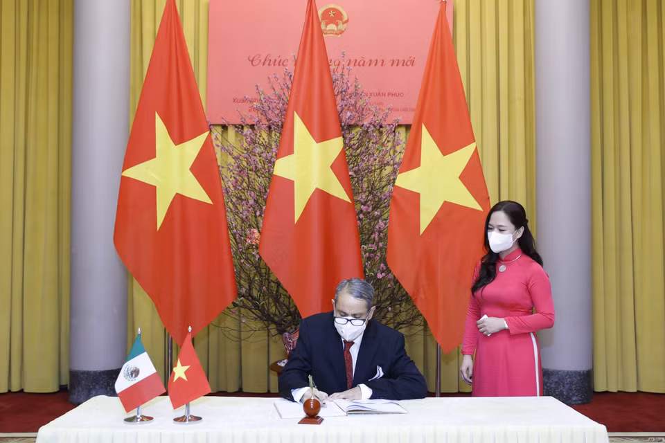 Chủ tịch nước Nguyễn Xuân Phúc nhận Quốc thư của Đại sứ Mexico Alejandro Negrin Munoz . (Ảnh: Thống Nhất/TTXVN)