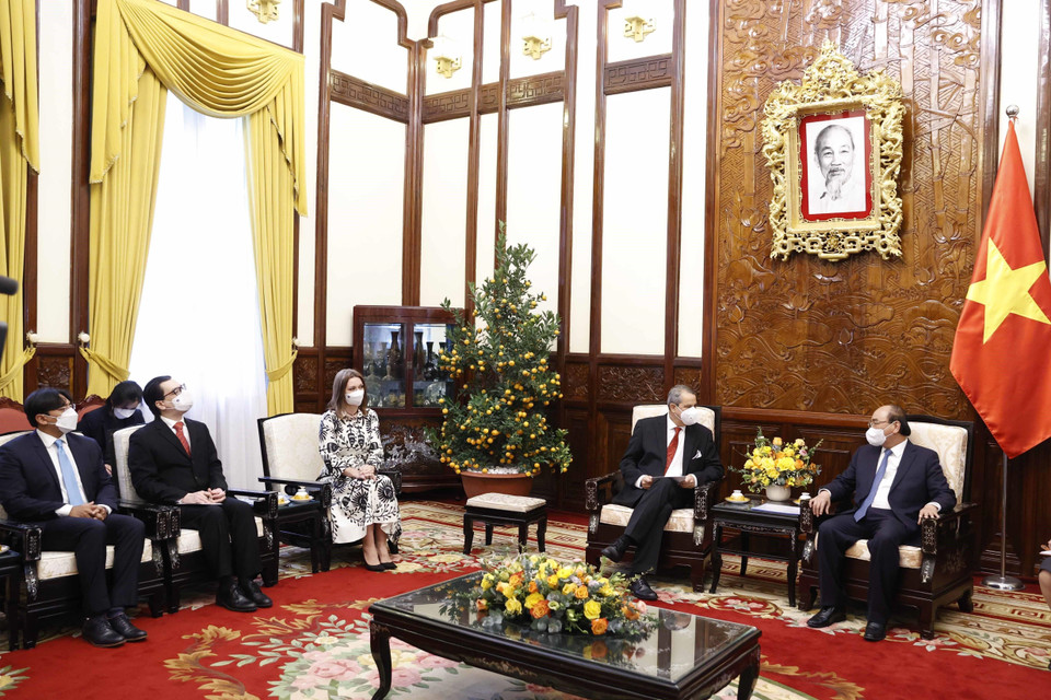 Chủ tịch nước Nguyễn Xuân Phúc nhận Quốc thư của Đại sứ Mexico Alejandro Negrin Munoz . (Ảnh: Thống Nhất/TTXVN)