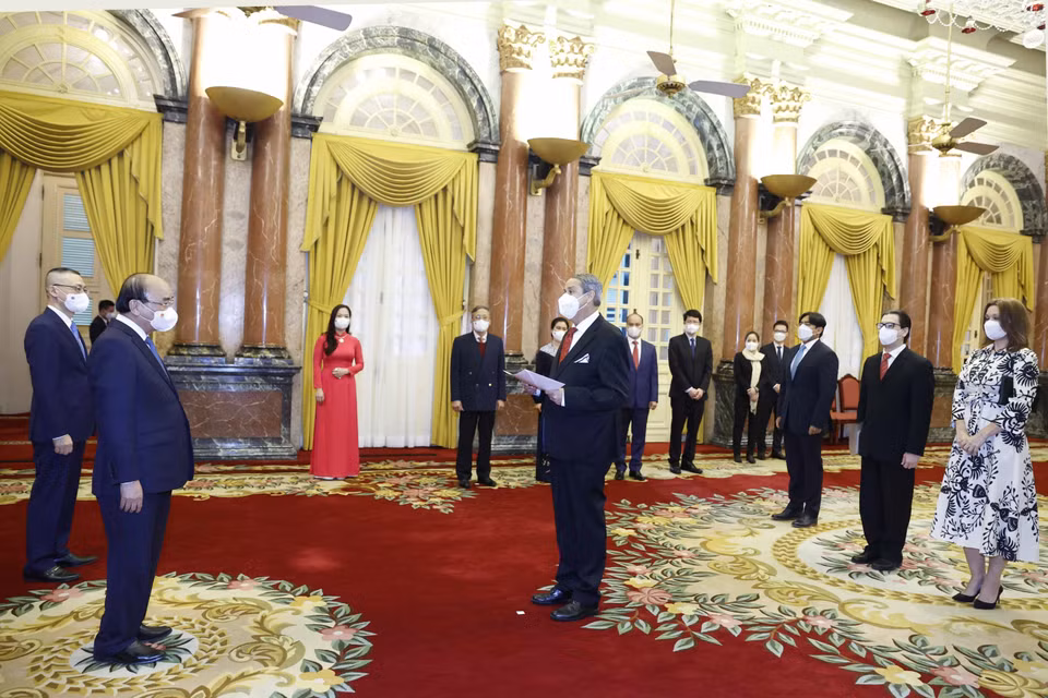 Chủ tịch nước Nguyễn Xuân Phúc nhận Quốc thư của Đại sứ Mexico Alejandro Negrin Munoz . (Ảnh: Thống Nhất/TTXVN)