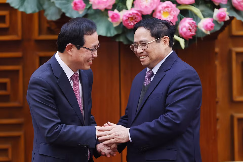Thủ tướng Phạm Minh Chính hoan nghênh Samsung mở rộng đầu tư tại Việt Nam. (Ảnh: Dương Giang/TTXVN)
