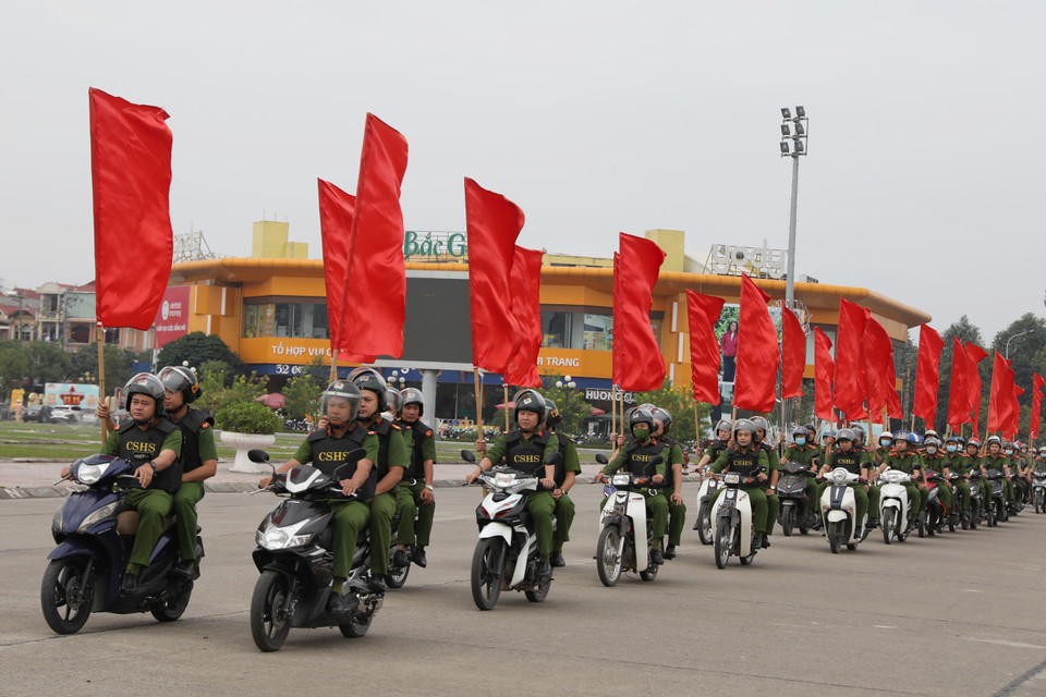 Đoàn diễu hành biểu dương lực lượng qua một số tuyến phố chính của thành phố Bắc Giang. (Ảnh: Danh Lam/TTXVN)