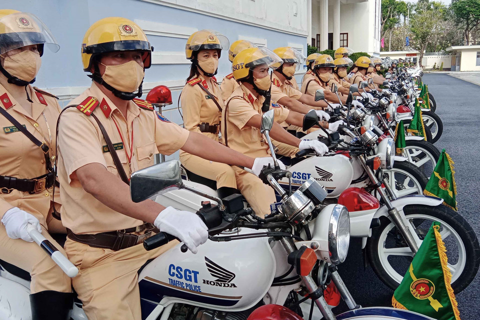 Lực lượng Cảnh sát giao thông, Công an Quảng Nam ra quân đợt cao điểm tấn công, trấn áp tội phạm dịp Tết Nguyên đán Quý Mão 2023. (Ảnh: Đoàn Hữu Trung/TTXVN)