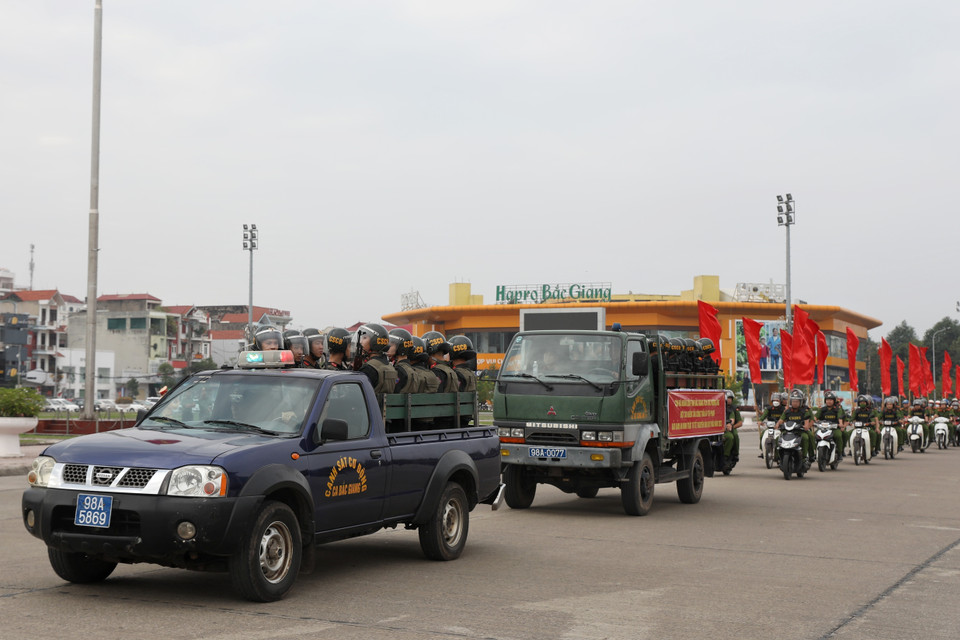 Đoàn diễu hành biểu dương lực lượng qua một số tuyến phố chính của thành phố Bắc Giang. (Ảnh: Danh Lam/TTXVN)