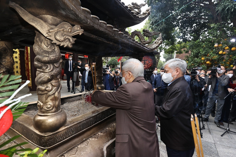 Tổng Bí thư Nguyễn Phú Trọng dâng hương tưởng niệm 8 vị Vua nhà Lý tại Di tích lịch sử-văn hóa Đền Đô. (Ảnh: Trí Dũng/TTXVN)