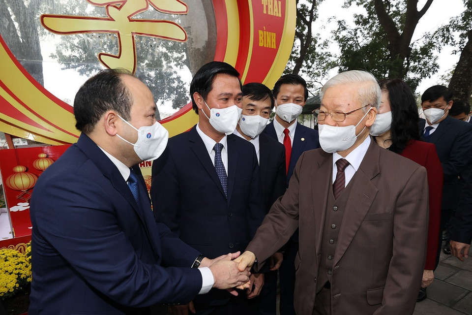 Tổng Bí thư Nguyễn Phú Trọng với các đại biểu tại Di tích lịch sử-văn hóa Đền Đô. (Ảnh: Trí Dũng/TTXVN)