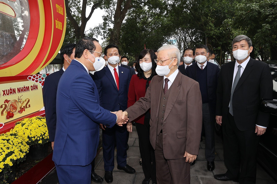 Tổng Bí thư Nguyễn Phú Trọng với các đại biểu tại Di tích lịch sử-văn hóa Đền Đô. (Ảnh: Trí Dũng/TTXVN)