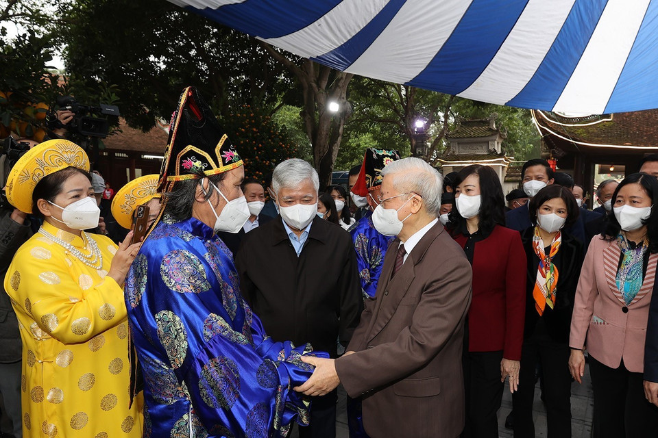 Tổng Bí thư Nguyễn Phú Trọng với nhân dân tại Di tích lịch sử-văn hóa Đền Đô. (Ảnh: Trí Dũng/TTXVN)