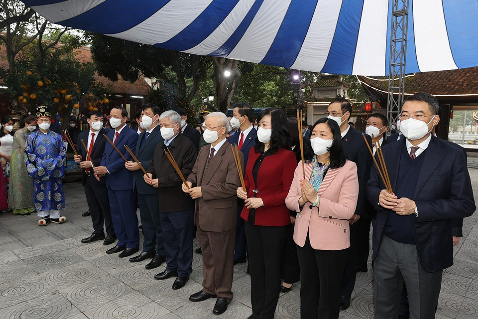 Tổng Bí thư Nguyễn Phú Trọng dâng hương tưởng niệm 8 vị Vua nhà Lý tại Di tích lịch sử-văn hóa Đền Đô. (Ảnh: Trí Dũng/TTXVN)