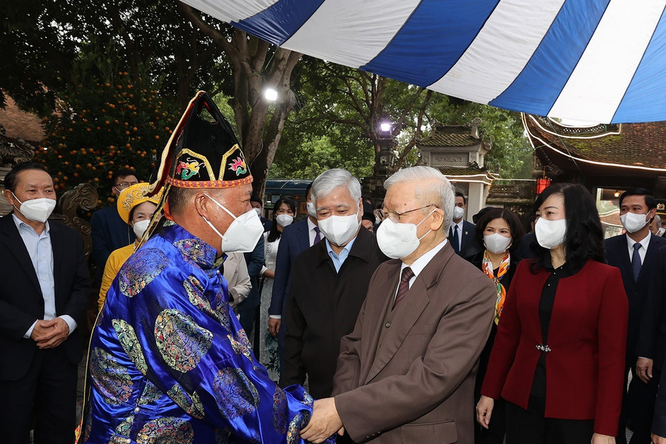 Tổng Bí thư Nguyễn Phú Trọng với nhân dân tại Di tích lịch sử-văn hóa Đền Đô. (Ảnh: Trí Dũng/TTXVN)